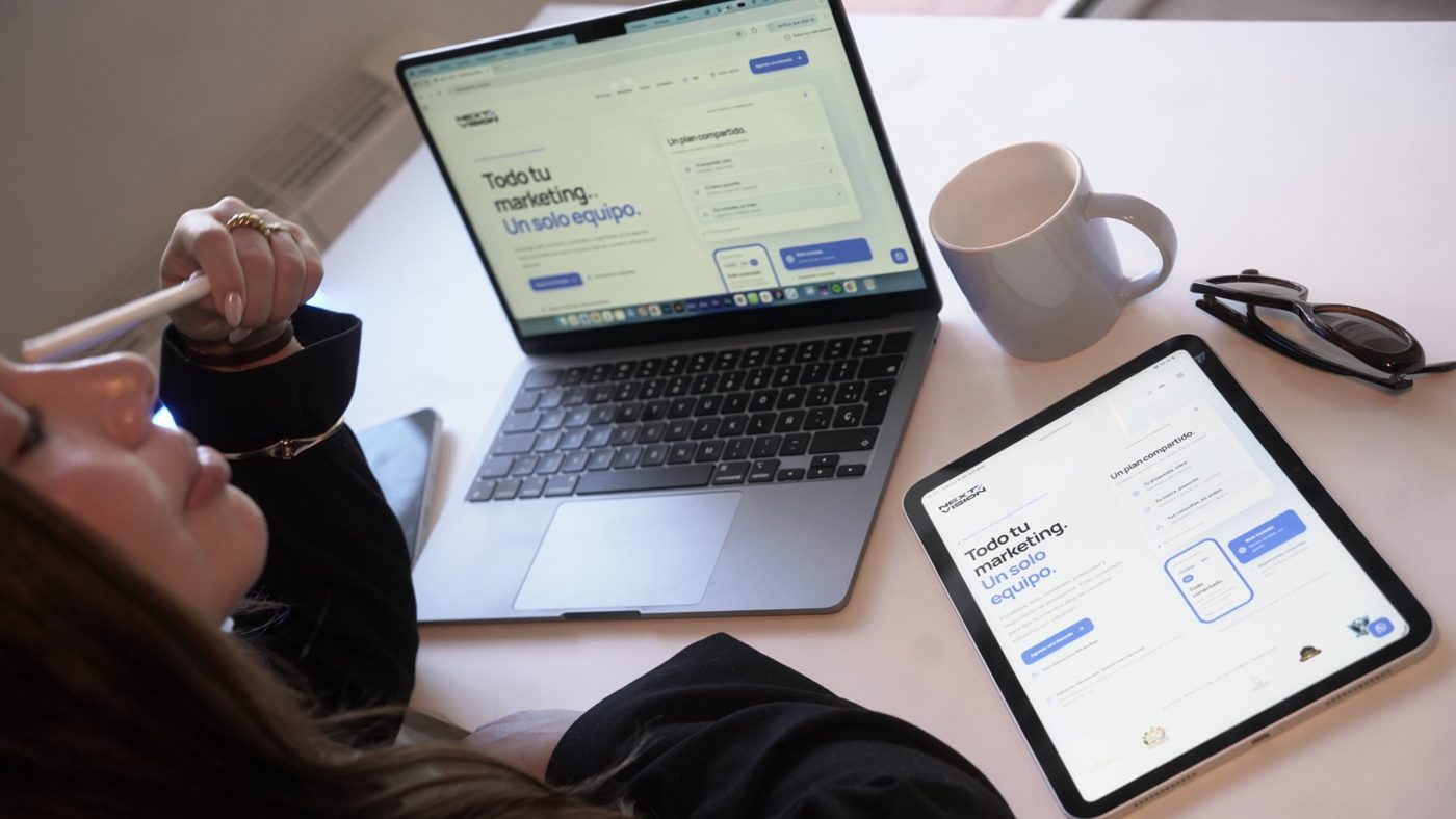 Portátil y tablet con la web de Next Vision